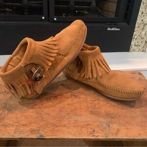 Minnetonka Women's  Size 6 Ankle Leather Fringe  Moccasin